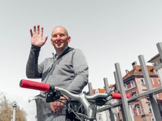 Elderly Golden's Triumph: London's Heartwarming Last Summer